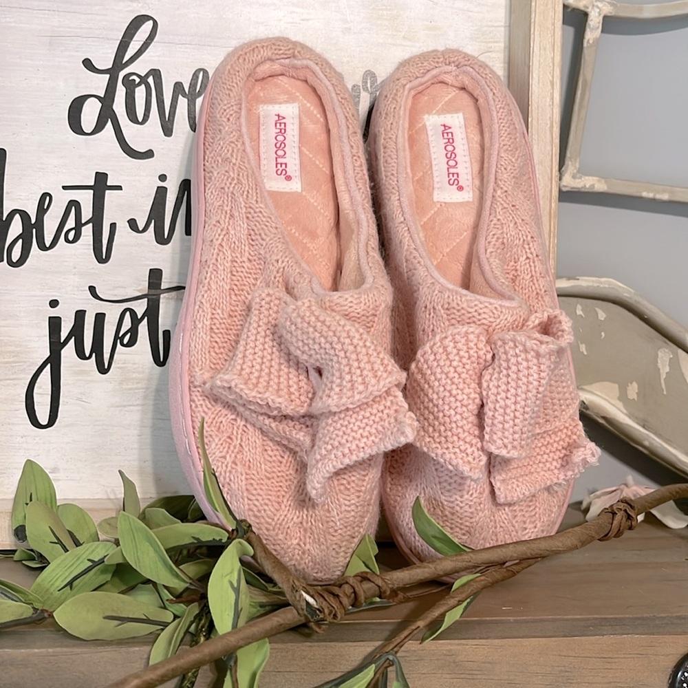 Aerosoles Pink Crochet Slippers Womens Small size 5/6